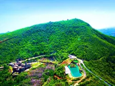 独栋别墅一亩多,建积400平,车库两车位,天热氧吧