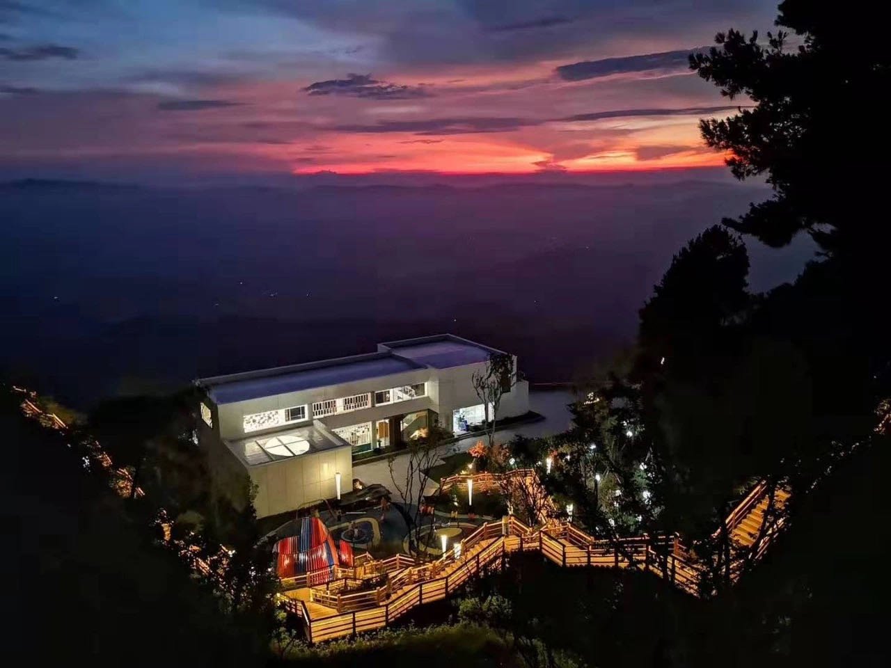 悬崖美学馆夜景