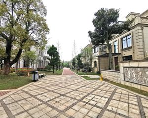 视野开阔、采光好,配套设施齐全,交通便利。