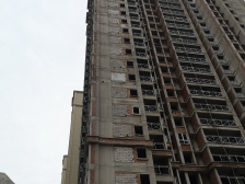 一楼端户带三百平方花园的洋房,横厅大四房,带地暖,带车位!