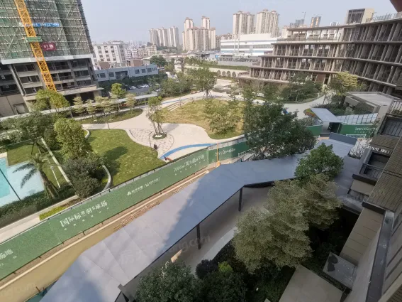 之前陪朋友去看过,附近有大润发广场,时代美食广场,新天地商圈等,这个