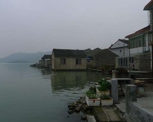 殷湾村 落地房二间二层 离停车场近 可以过户