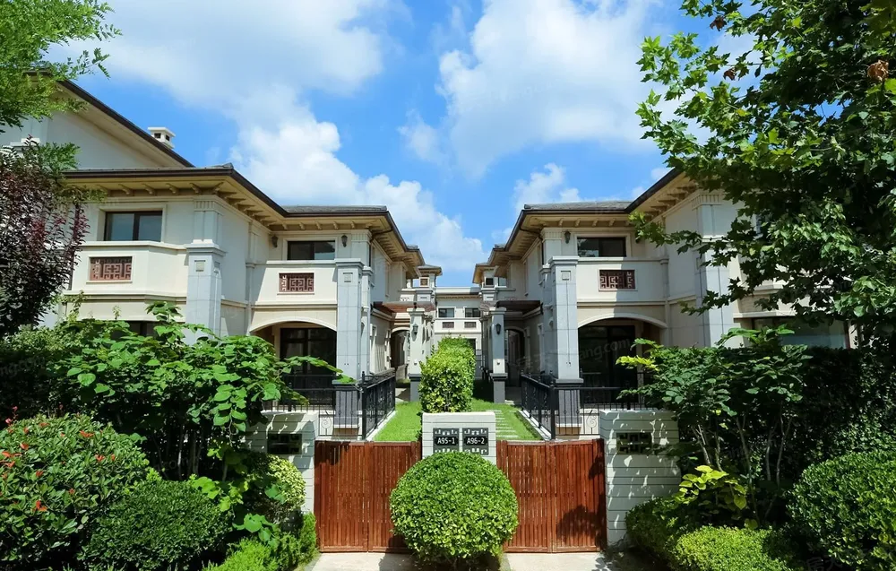 龙湖别墅230平368万 院子120平 步行去海边约10