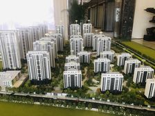 精装修四房两卫中间楼层精装修,带车位新房没住过