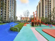 住在公园的小区,环境好,四开间朝南