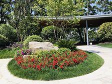 低楼层 ,精装大三房 拎包入住, 车位充足 物业服务好