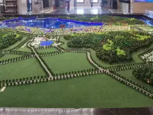 此房是两层的中式别墅,封闭式管理小区。