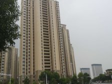 此房精装修中低楼层,房龄新,三开间朝南