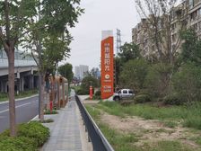 近东部新城新东城阳光苑三房两卫,全新毛坯,环境好。