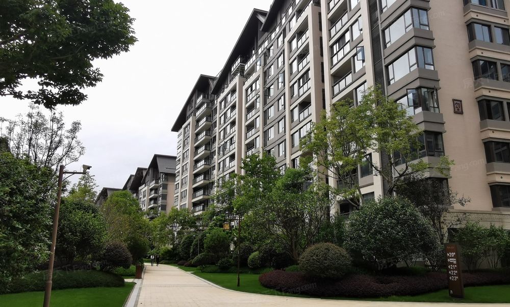 漓江郡府丹桂府一楼117平3房带50平花园150万,桂林七星区屏风兴进漓江