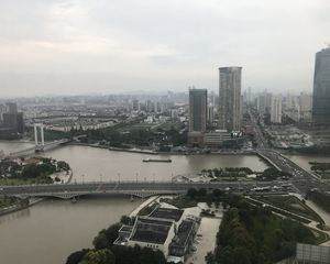 物业配套好,小区大门距离地铁站点500米,24小时安保