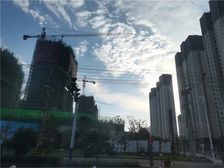 商场,公园,医院,户型方正。环境好。