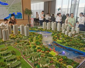 此房新小区,全明户型,门口有地铁