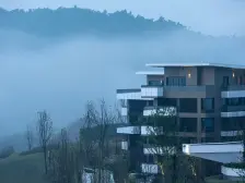 挨着西大门,可看湖,高楼层进出便利,3房配置