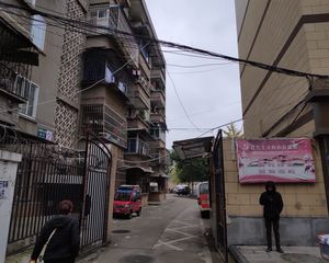 欧鹏大道43号1室1厅东南