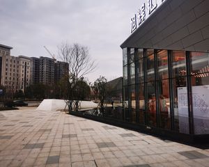精装修,近地铁口,网签刚满四年的次新小区 。