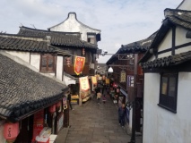 环球库卡城堡新场古镇街景