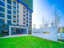 湘江城际空间站毛坯三房,园林式小区,地铁站在旁边。