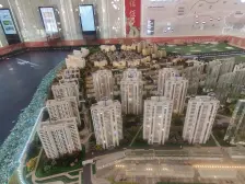 此房联排别墅,带170方大院子,采光好前面没有遮挡