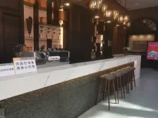 楼龄新,小区环境好人车分流,四周无坡孩子上学方便。