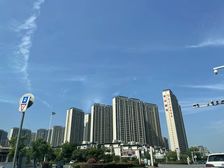 首 府壹号:玉湖边上,地理位置好。中间楼层四房毛坯