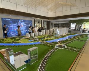 中层精装修,带2个车位,小区旁边环境好,很适合居住