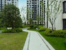 带采光天井,主卧朝南,采光充足,小区中心位置