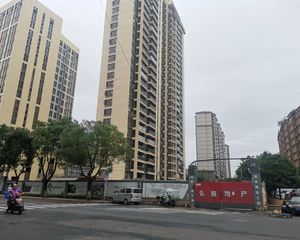 省府地铁口精装大三房,次新楼盘,中间楼层!