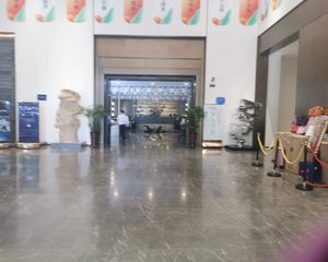 西万达新小区两年内产权简装三居