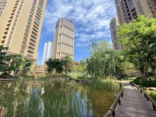大户型海景房,出房量小,房间里就能看洱海