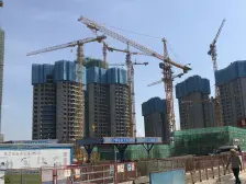 小区临茶山政务,门口就有公交车站