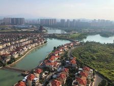 小区房子房龄新,小区环境保持的很好,人文素质比较高