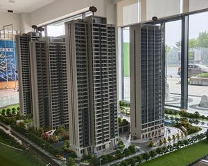地铁口。双阳台,毛坯房,次新小区