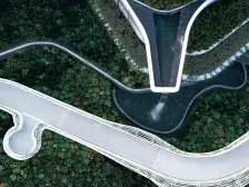 半岛一楼端户,带200平米大花园,精装带实木家具电