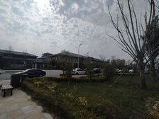 花园洋房一楼带地下,带小院,密度低,户型舒适。