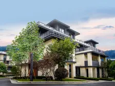 华发山庄三层别墅。楼间距宽,采光好。高档物业,