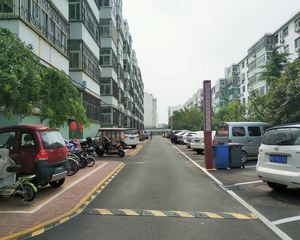 美乐城龙湖公园,阳光福邸,精装四居室,低楼层老证。