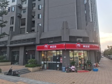 地铁2.3号线旁,精装三房出售,户型方正随时可看。