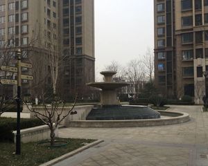 地铁700米,自住精装东南向两居室,采光好视野好