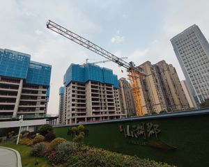 麓谷双公园,环境优美,全新小区,中间楼层,配套齐全