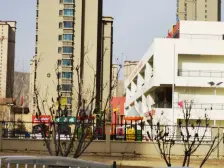 此房目前空置,在小区中间位置,房子楼层采光充足