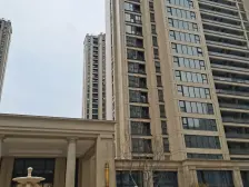 此房位于中间楼层 业主诚心出售 看房方便