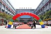 东南约800米潍坊锦绣学校