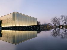 此房楼层好,精装修,小区环境好,新,可以看到长江