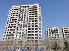 房子属于南北通透三居双卫,室毛坯房