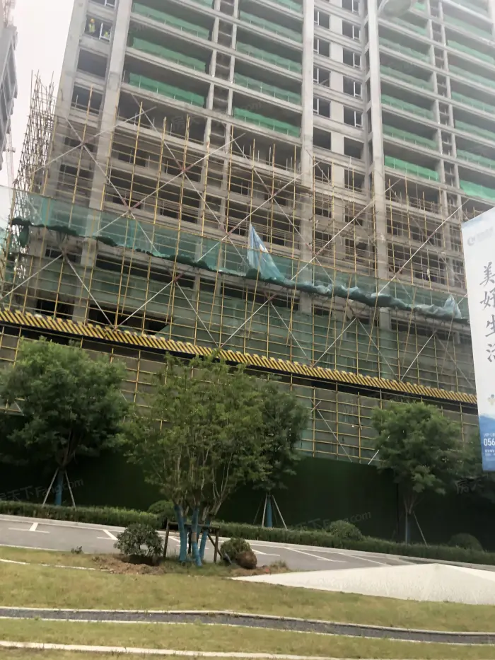 中梁世茂十里晴川实景图