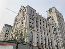 繁华都市里一座浪漫法式城堡,欧式风格。