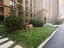 房子通透四居室。南向四开间,三个卫生间