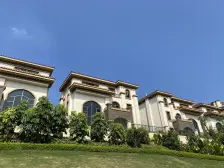 湾区大学旁碧海云天中间位海景别墅 前后花园有车位