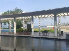 各付,联排,南、北、西都是院子,打头房